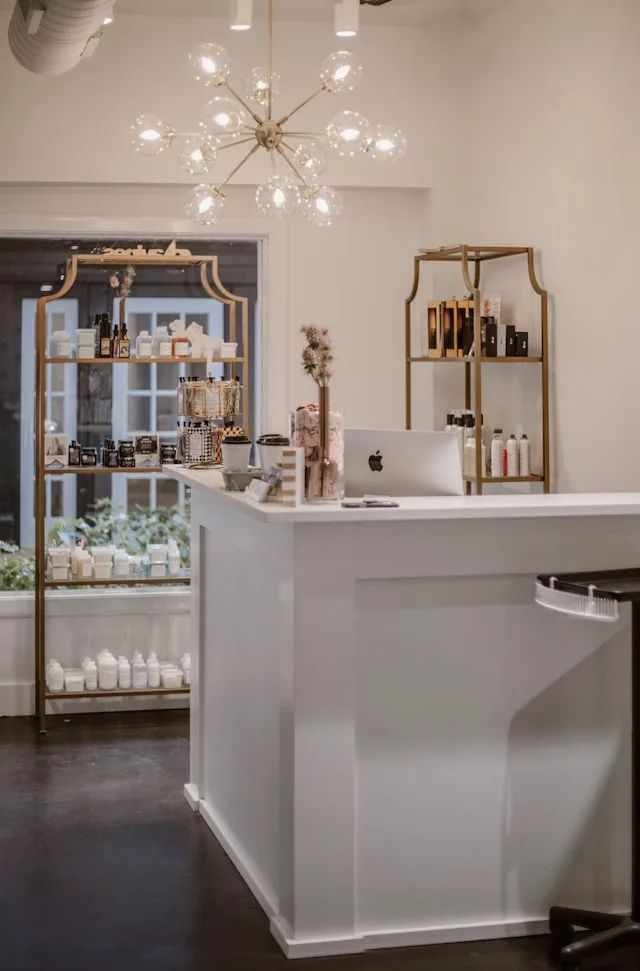 Interieur van een salon met receptie en productenrek